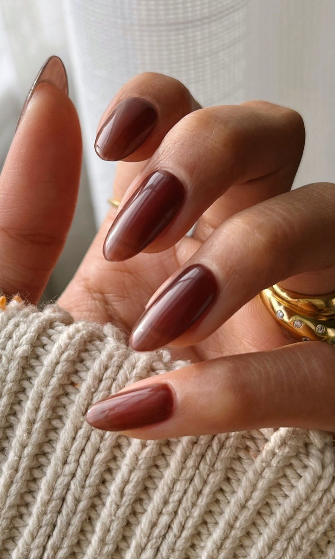 Manicura en color marrón