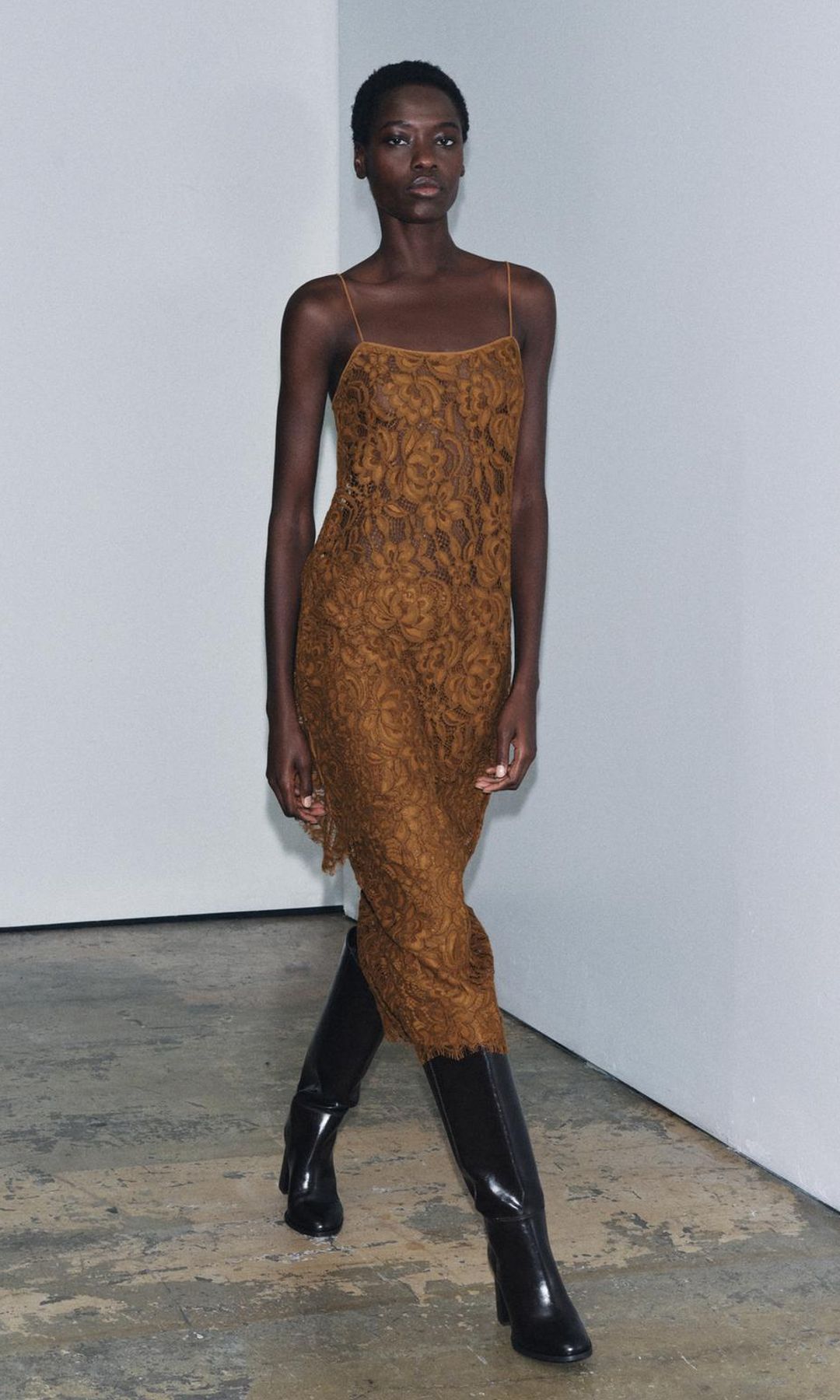 Look invitada dos piezas febrero 2026 Zara