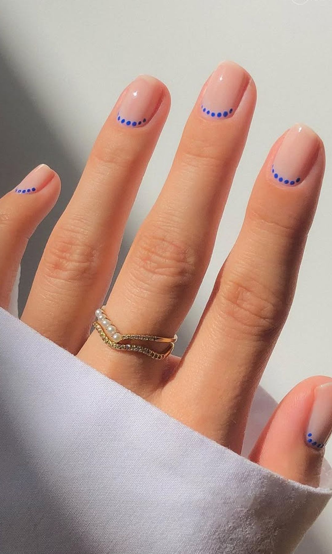 Manicura francesa invertida con puntitos