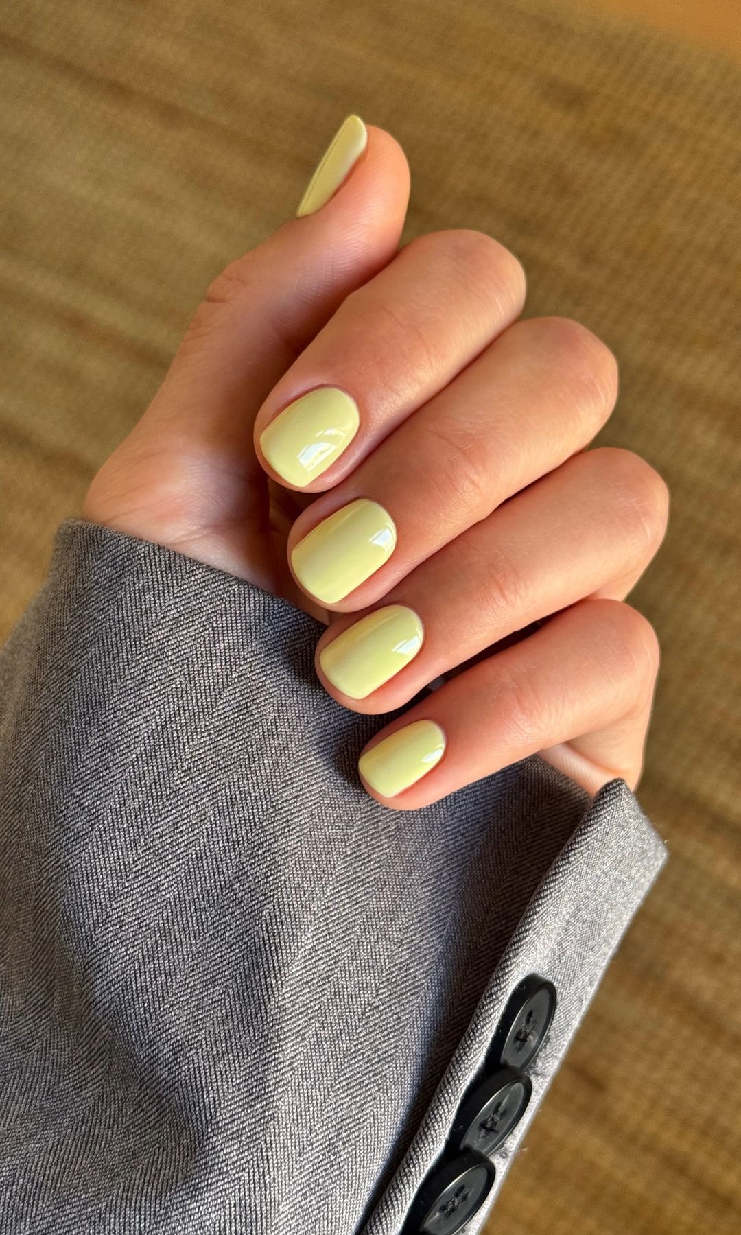 Manicura amarillo mantequilla
