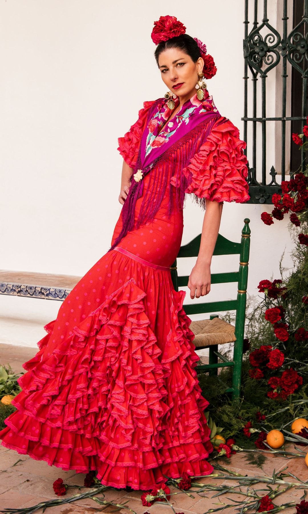 Rocío Peralta enfundada en un vestido rojo vibrante para la gran cita sevillana