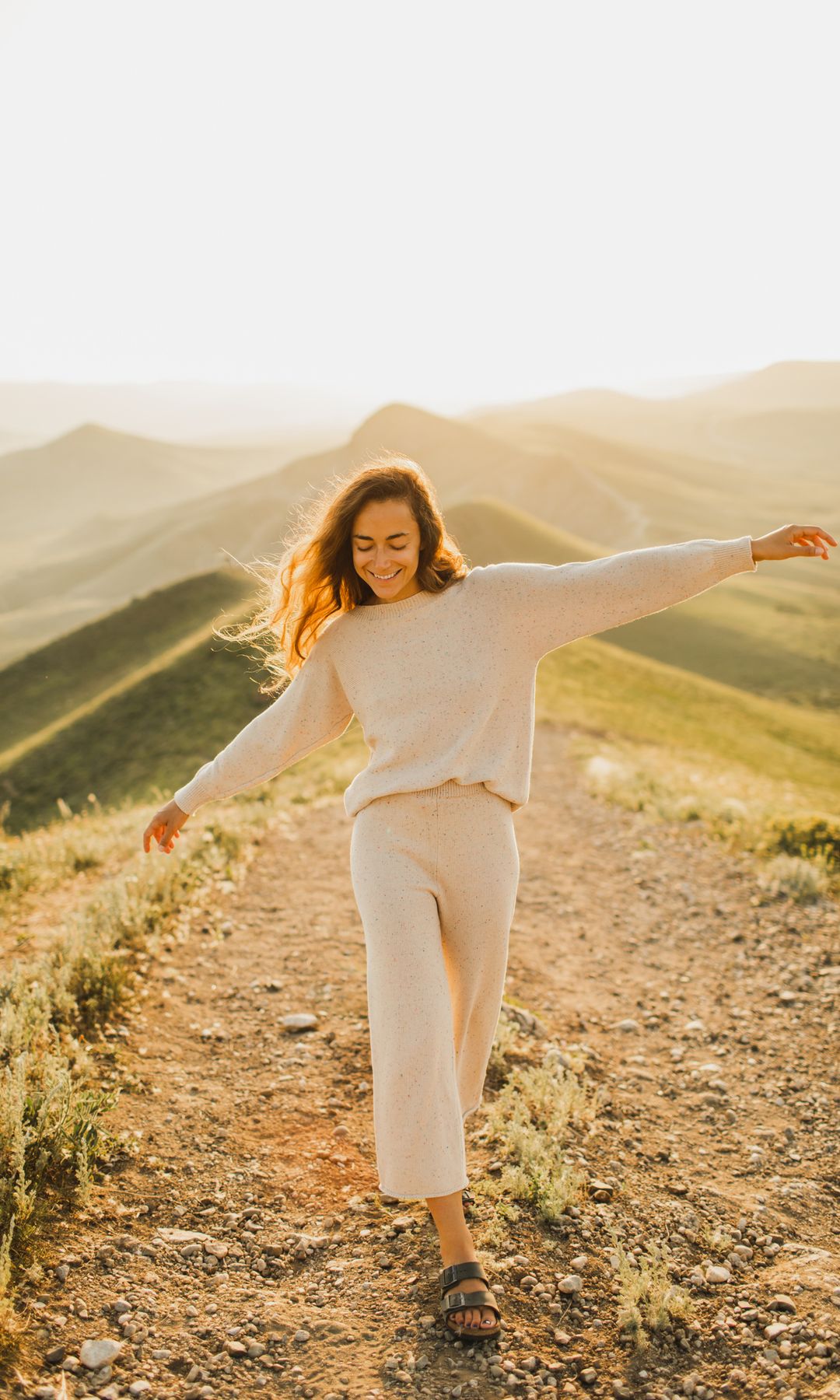 Mujer caminando feliz