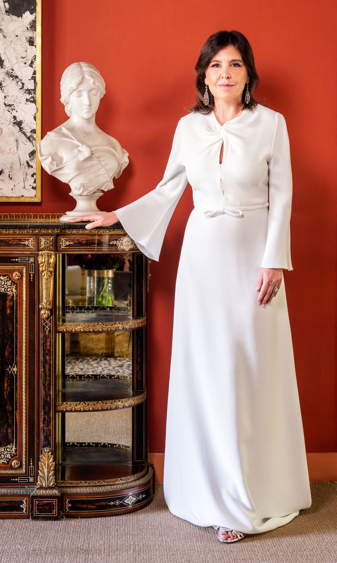 Claudia Soares Pereira posa junto a un mueble italiano sobre el que reposa un busto de alabastro. 