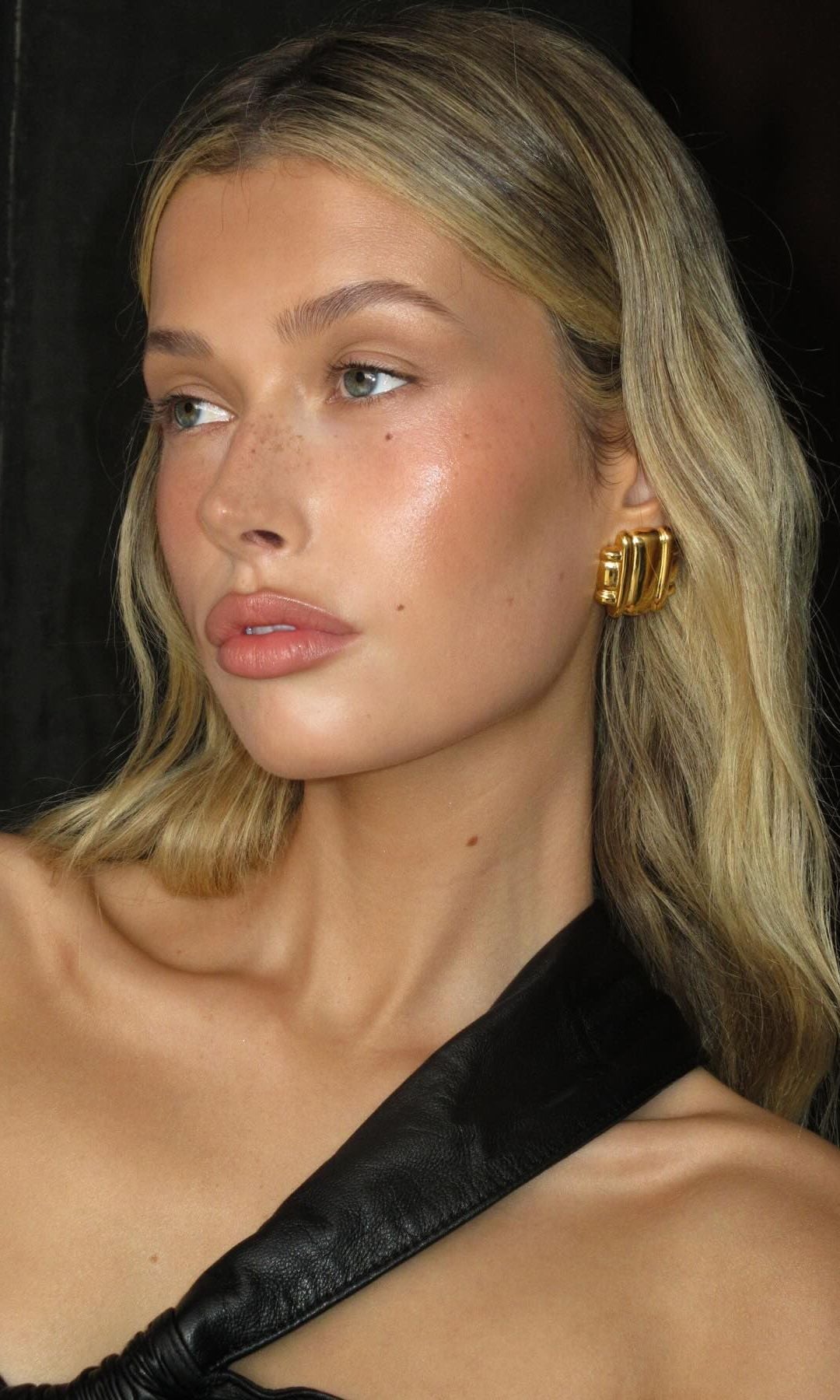 Maquillaje con acabado brillo