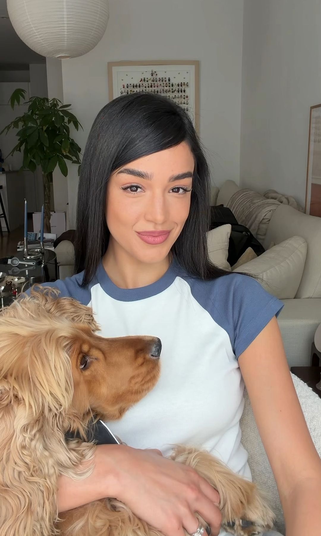 Así posó Ale junto a su perrito.
