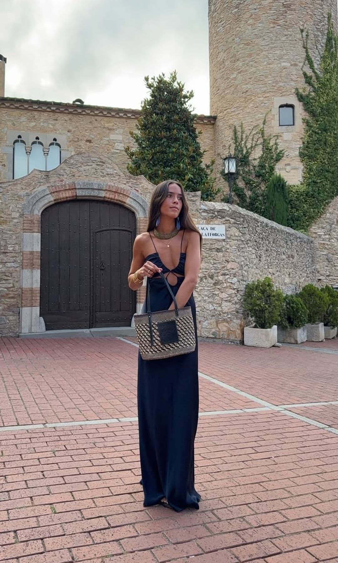 vestido negro con cut outs