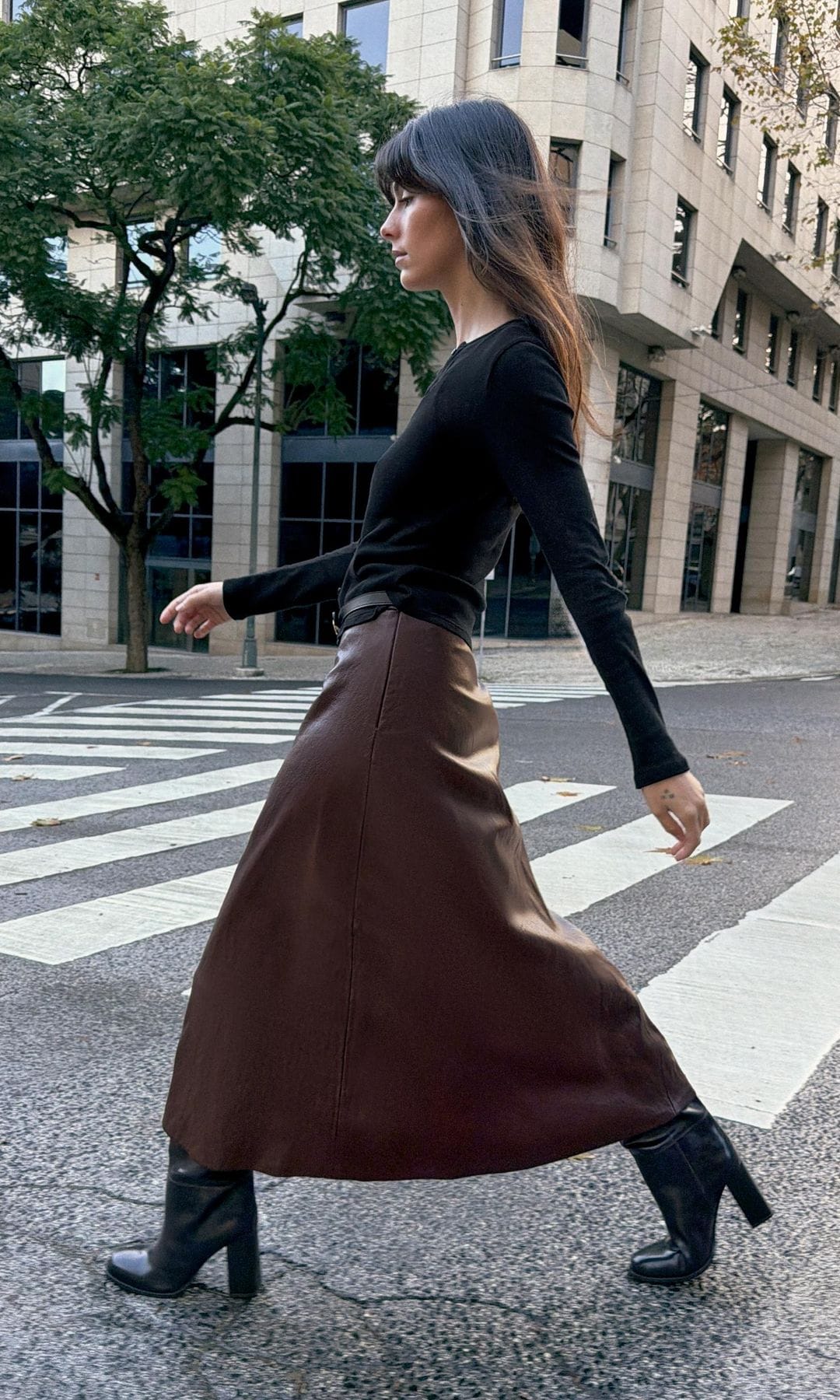 Falda midi burdeos efecto piel con cinturón, de Zara