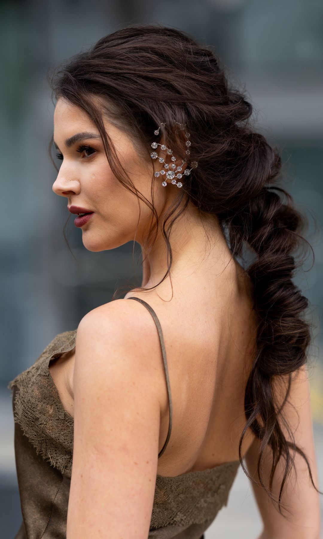 Invitada con vestido slip dress, trenza en espiral y maquillaje glam