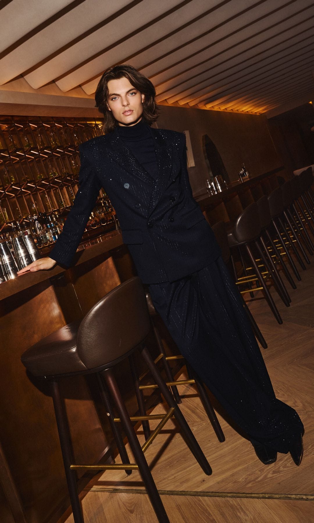 Damian Hurley apoyado en el bar