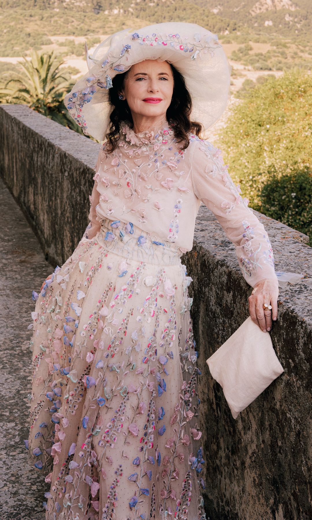 Luisa Beccaria con un conjunto de dos piezas bordado con pétalos de flores, que combinó con un sombrero de tul a juego