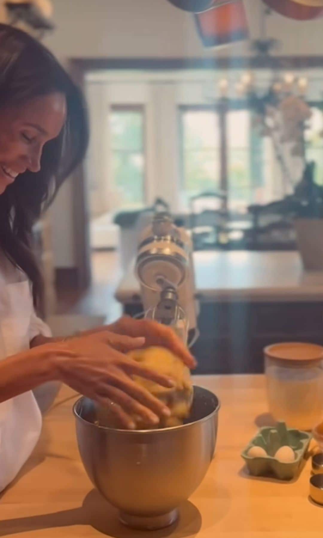 Meghan Markle haciendo masa para galletas caseras.