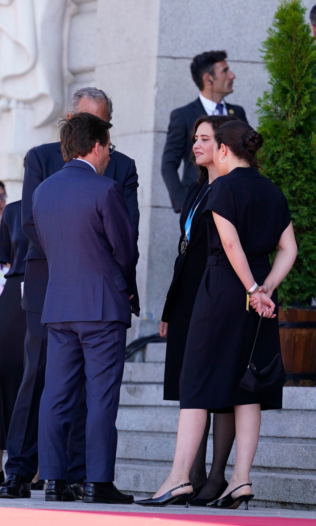 De espaldas, José Luis Martínez -Almeida y Teresa Urquijo, junto a Isabel Díaz Ayuso a las puertas de la catedral