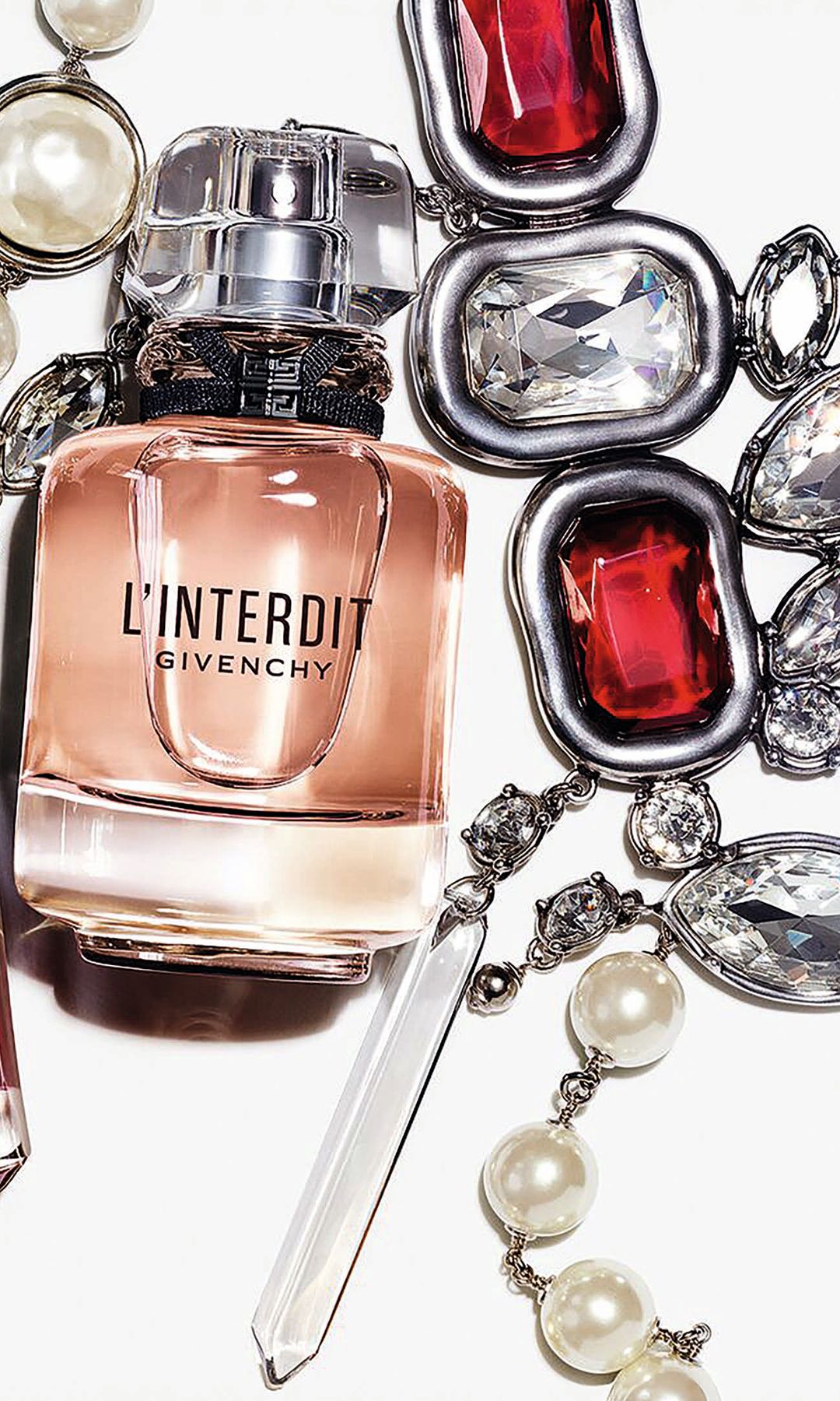 L’Interdit (149 €, 
80 ml) y top-joya, de Givenchy. 
