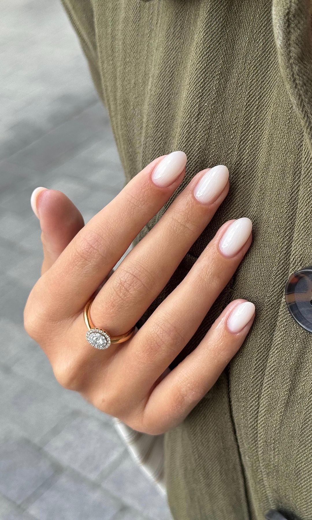 Manicura en blanco lechoso