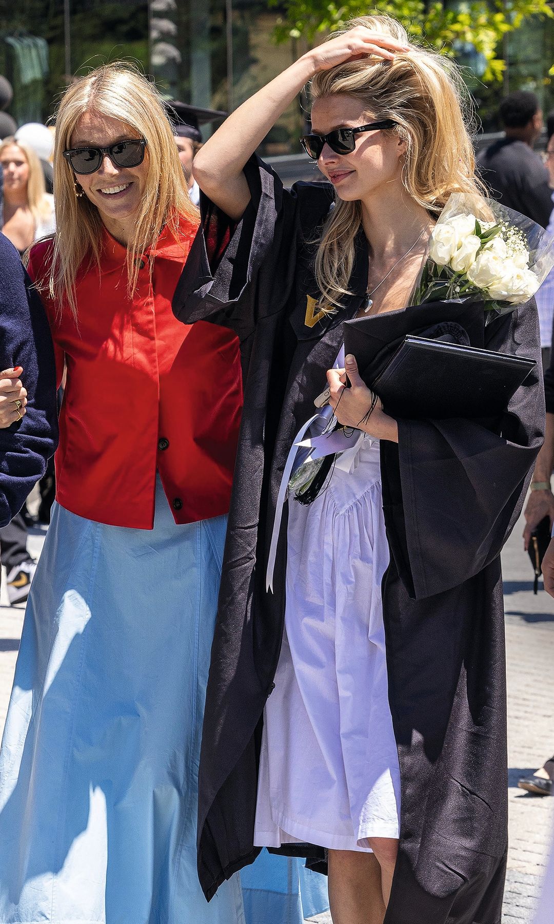 En la imagen, Gwyneth con su hija, Apple (de la que está muy orgullosa), en su graduación universitaria