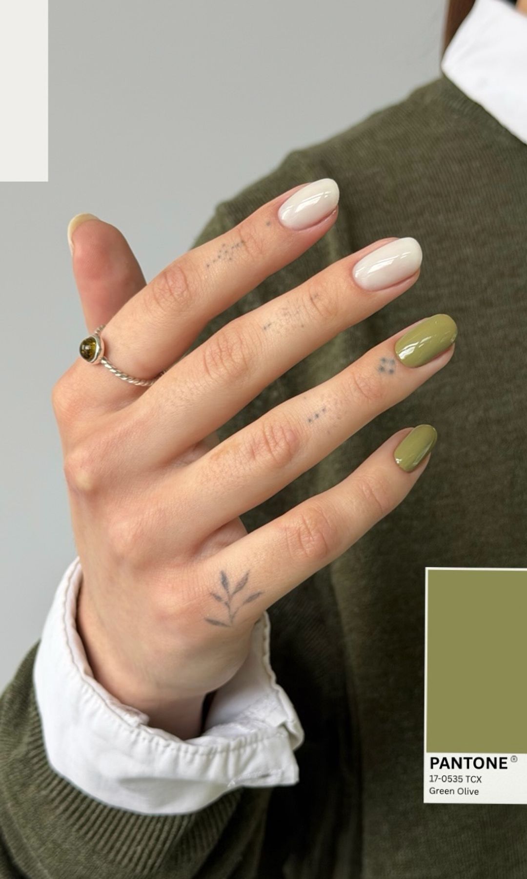 Manicura en verde oliva combinada con blanco