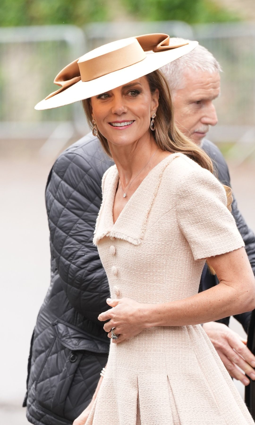 Kate Middleton revalida su título de la invitada más elegante con vestido de tweed y tocado de ala ancha en los Cotswolds