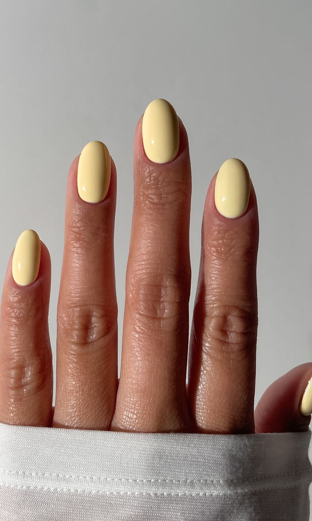 Manicura amarillo mantequilla