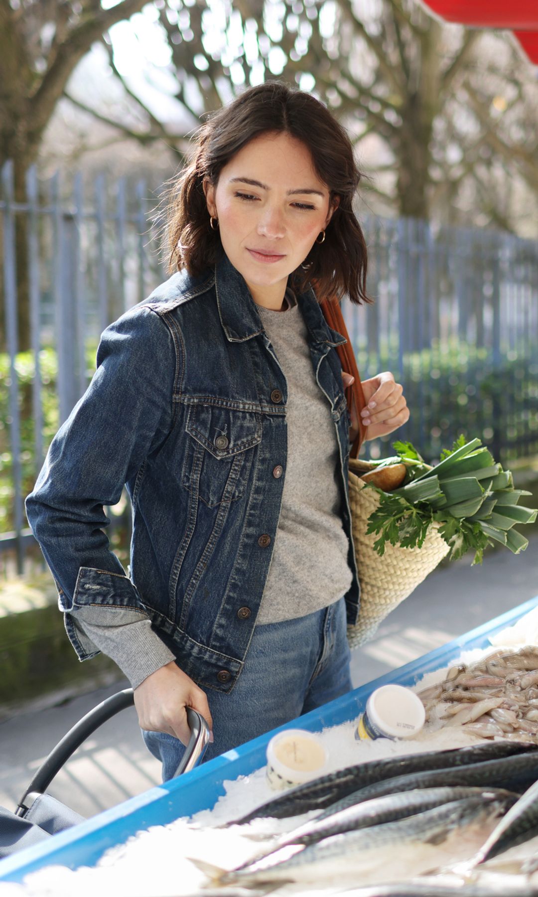 Mujer comprando pescado