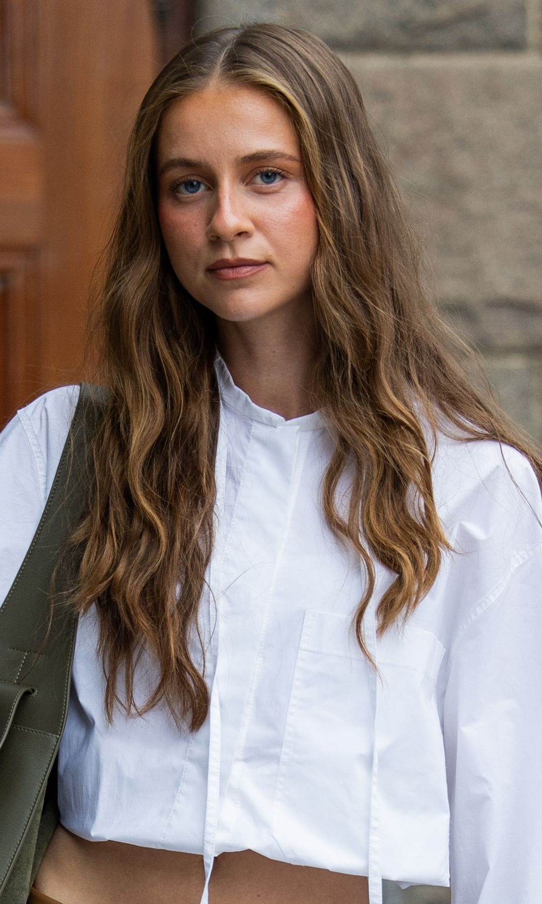 Mujer con cabello largo ondulado