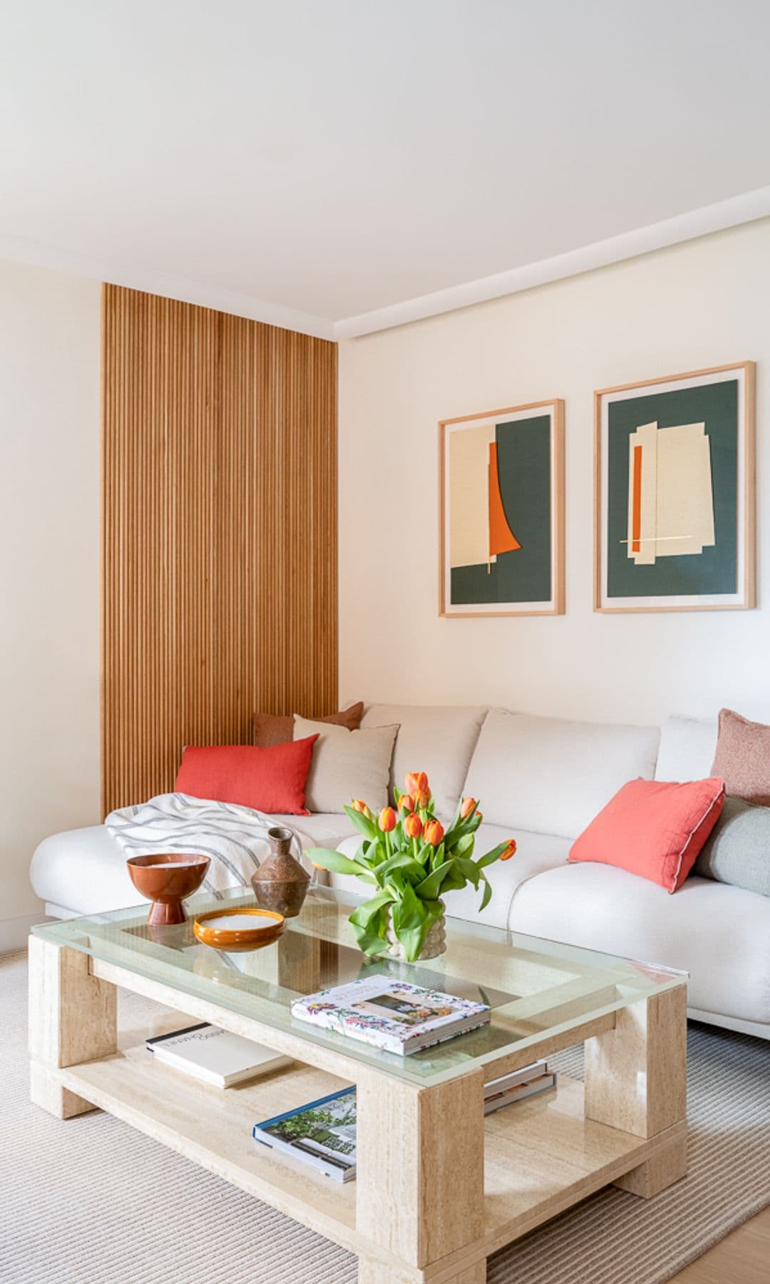 Salón con revestimiento de listones en la pared