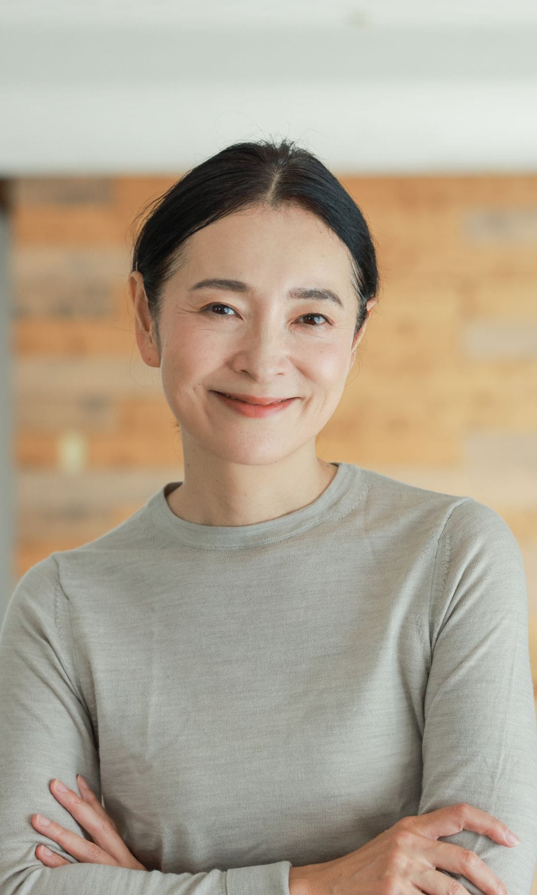 Una mujer japonesa mirando a cámara relajada