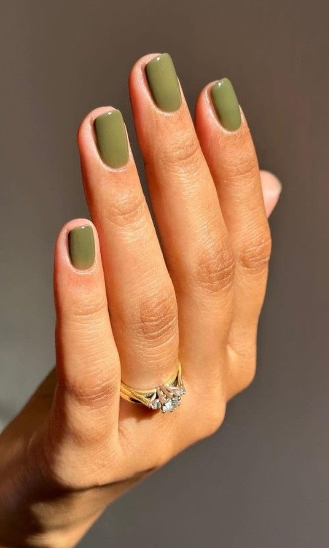Manicura verde oliva