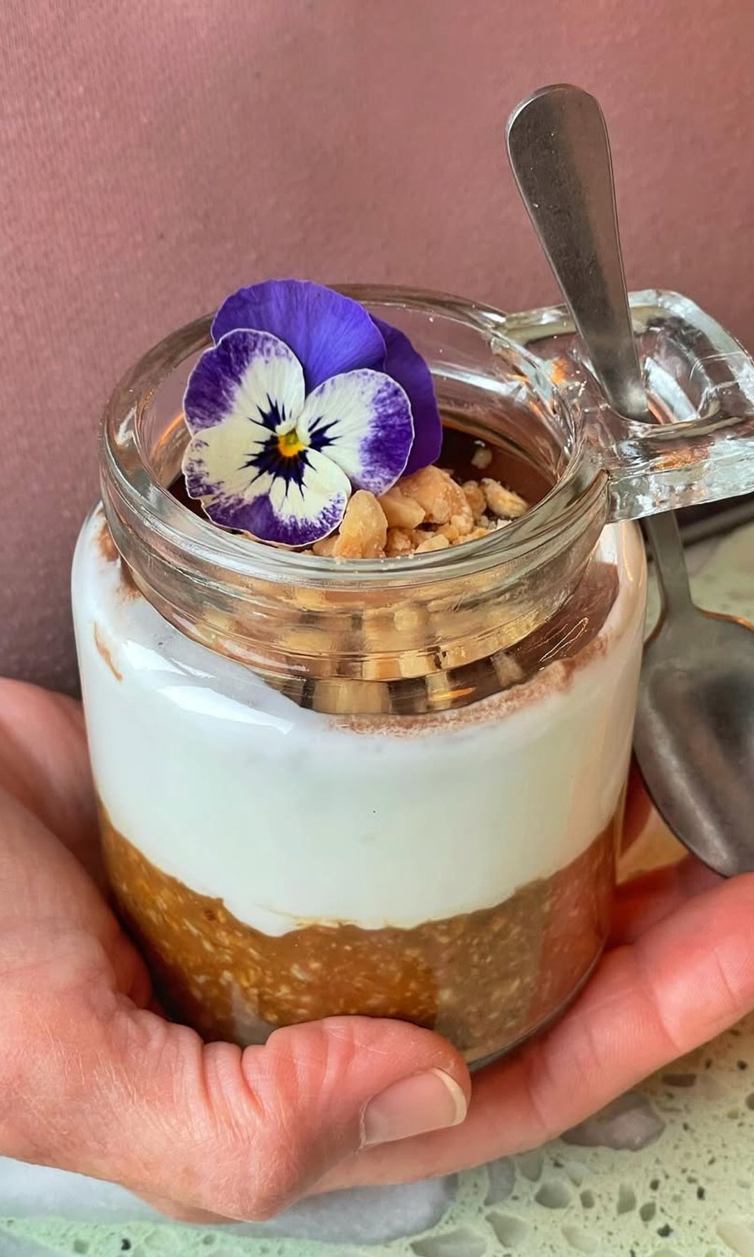 Yogur con fruta y granola, uno de los desayunos saludables favoritos de Úrsula Corberó