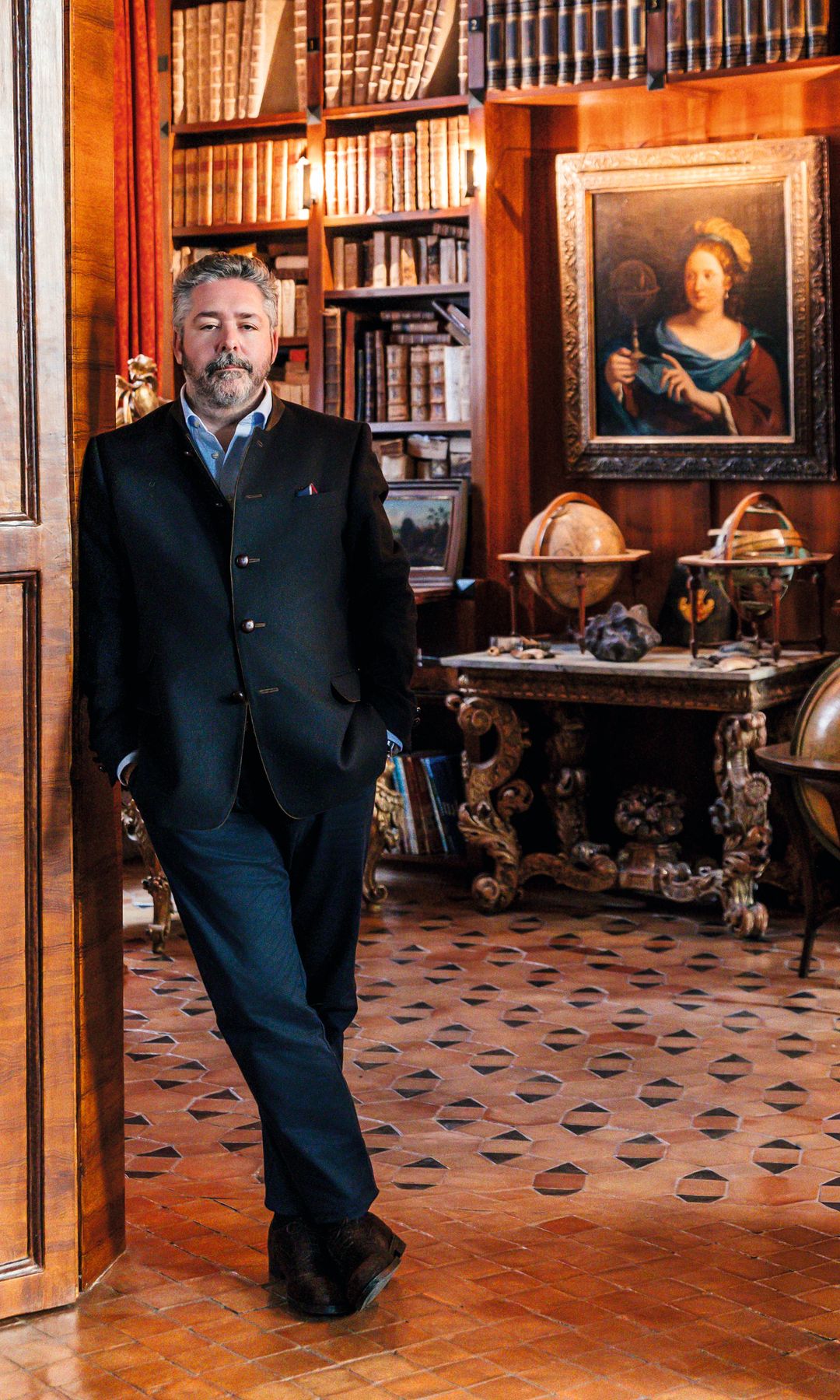 El gran duque de Rusia posa en la biblioteca de la casa, a dos alturas, en la que atesora algunos incunables junto a libros antiguos y modernos. La estancia está decorada en rojo con tapicerías venecianas, grabados, pinturas renacentistas y bustos romanos, y el suelo es de terracota de Minturno