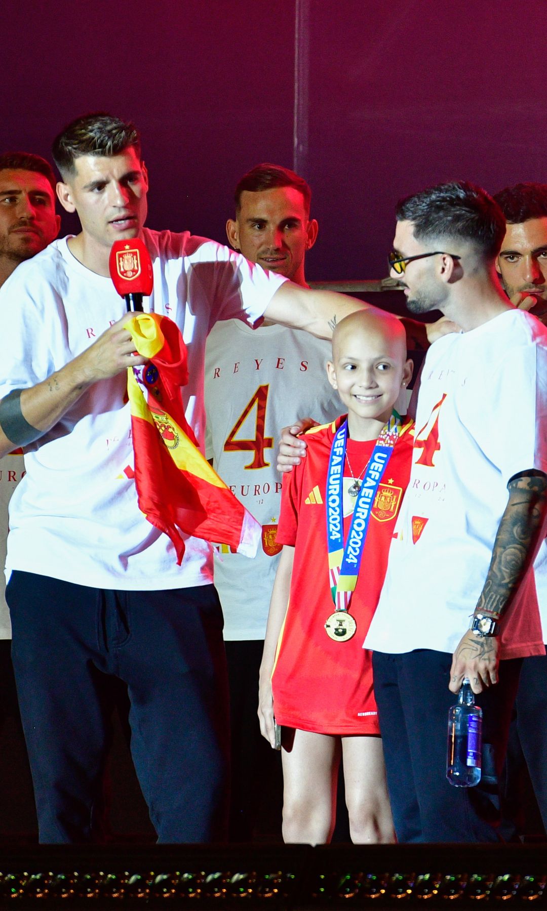Álvaro Morata junto a María durante la celebración de la victoria en la Eurocopa de la selección española de fútbol, el 15 de julio de 2024, en Madrid