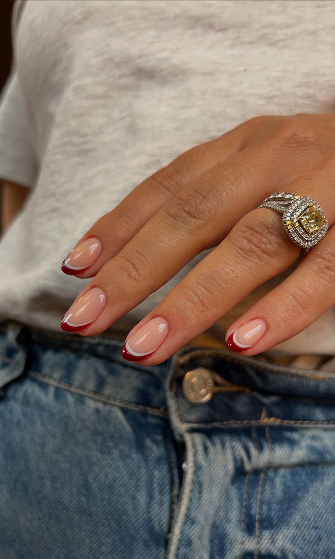 Manicura francesa con doble línea en rojo y blanco