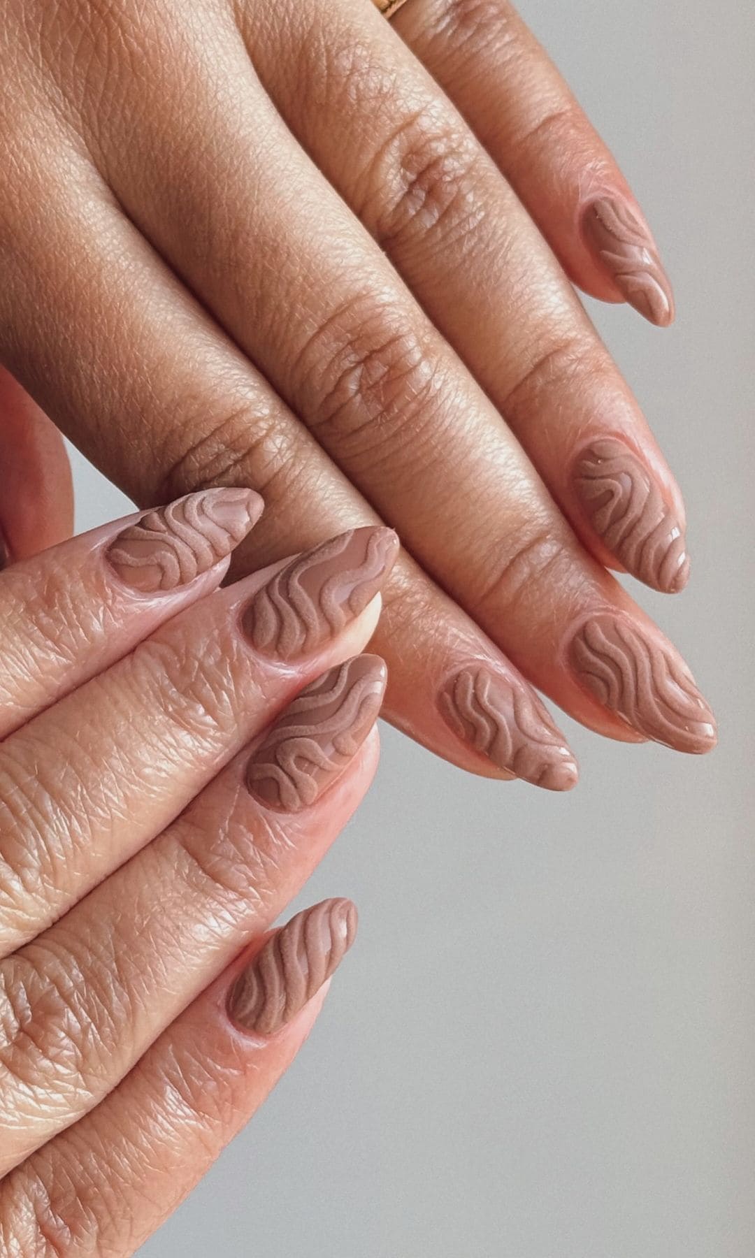Manicura en tono marrón