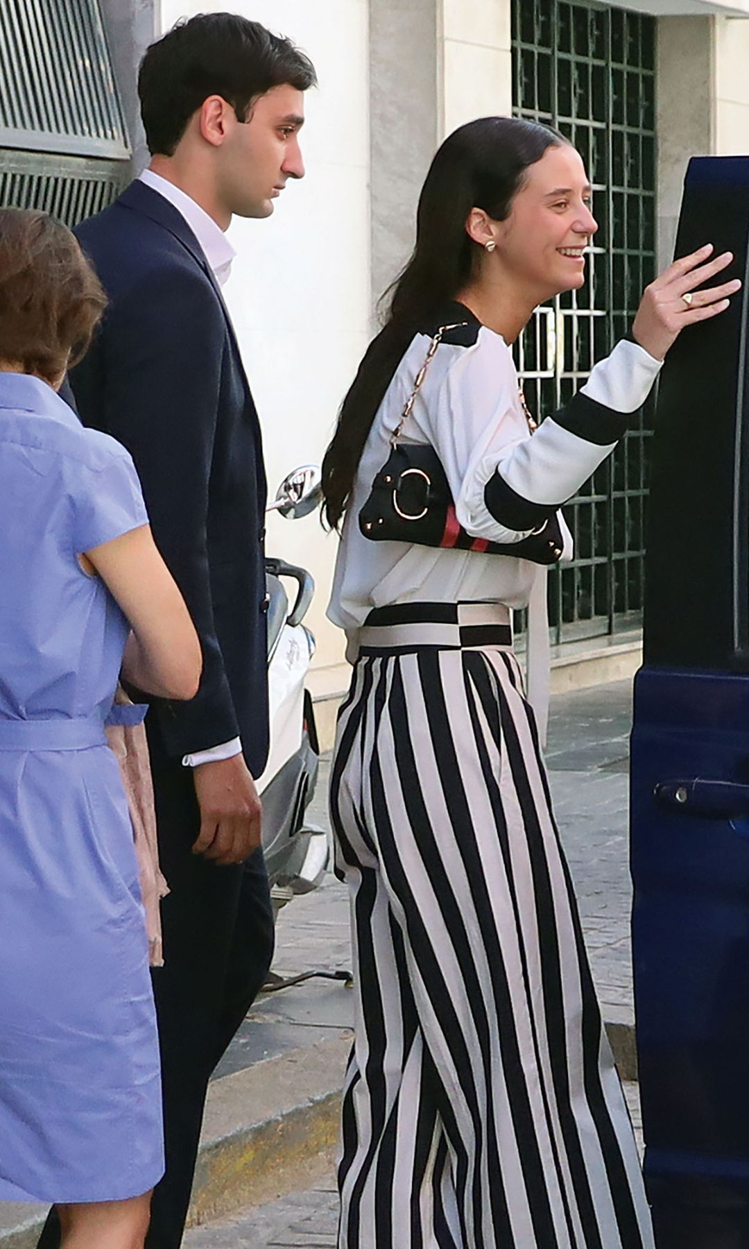 Victoria Federica junto a su novio recibiendo a su abuelo, el rey.