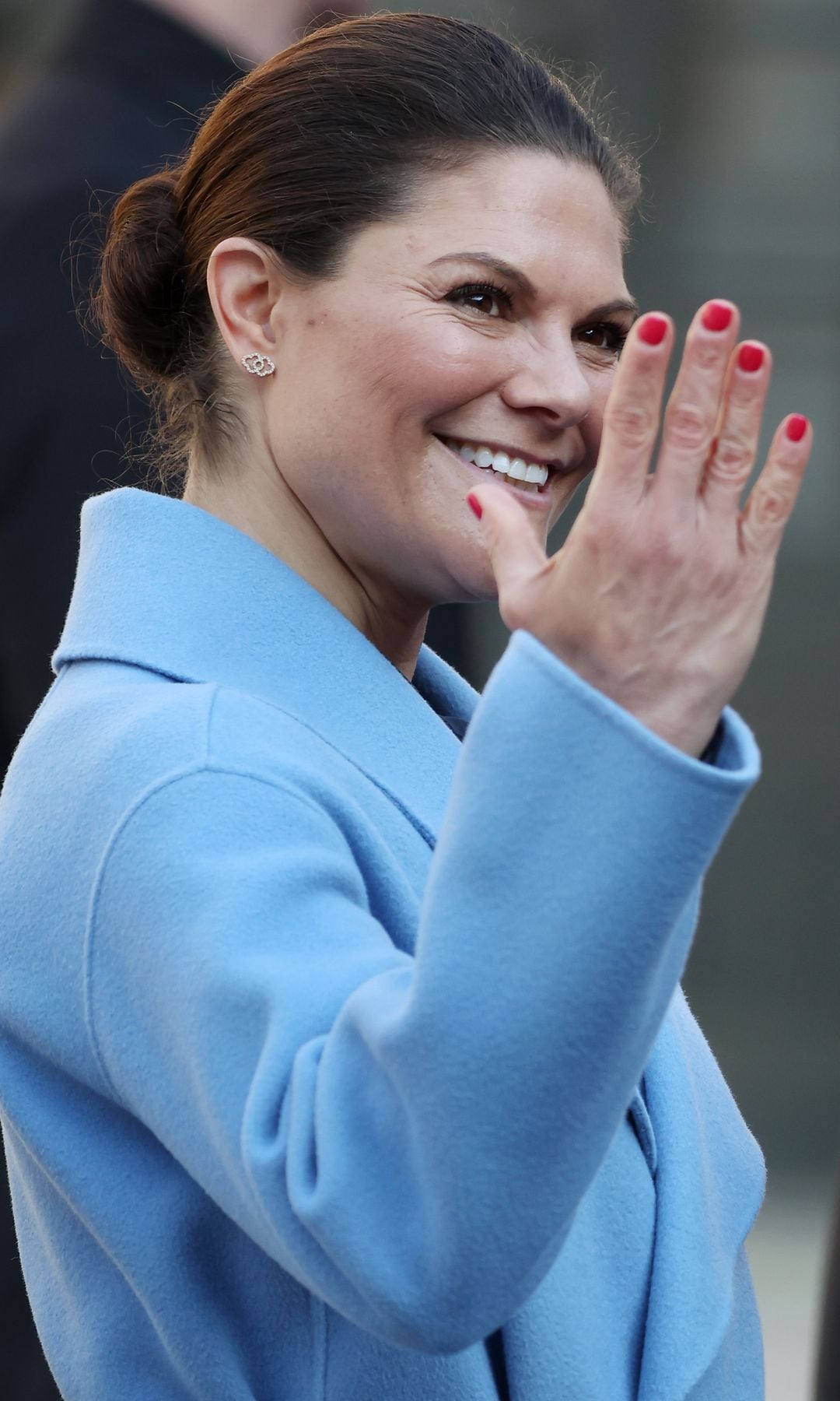 Victoria de Suecia en Estocolmo el 12 de marzo 2024 con abrigo azul y manicura roja