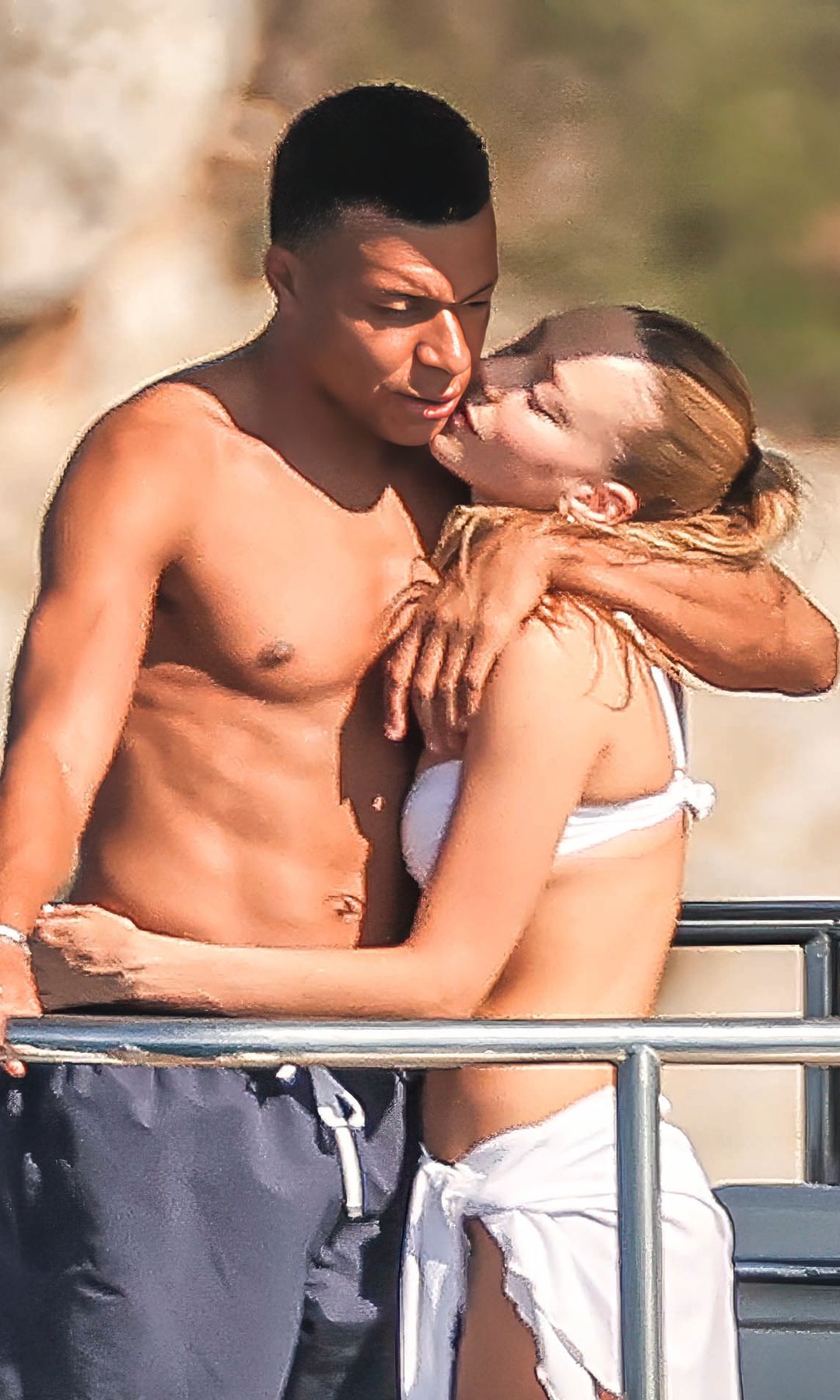 Ester Expósito y Kylian Mbappé besándose en un tacamarán