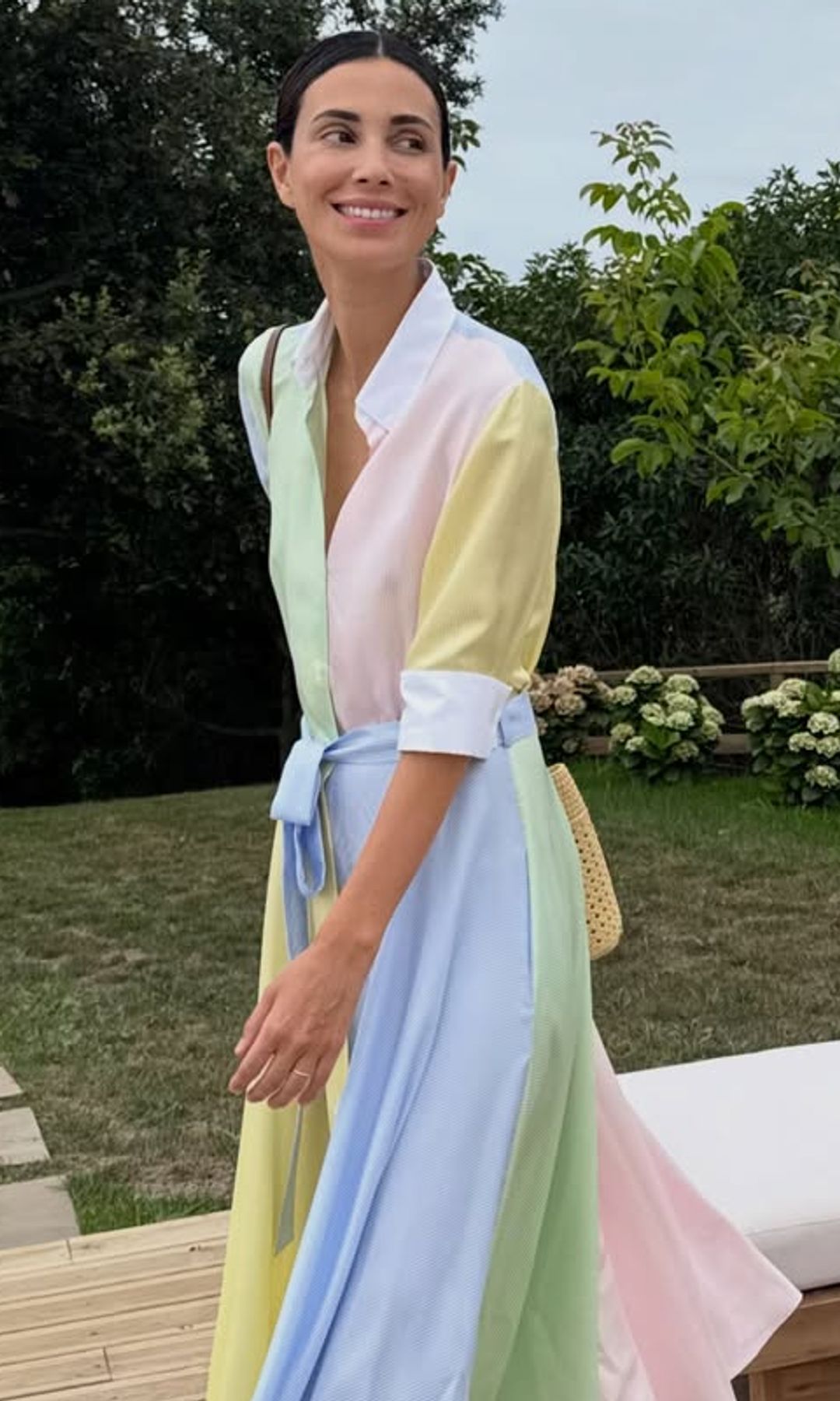 Sassa de Osma deslumbra en Cantabria con un vestido camisero diferente: "Me gusta vestir con color, siento que resalta la luz cuando una está feliz"