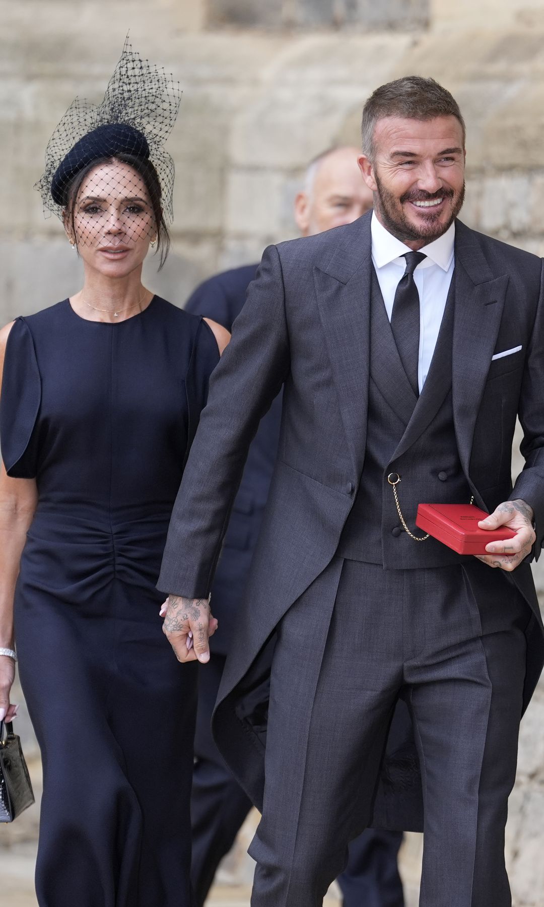 Así lució Victoria para el nombramiento de David como caballero.