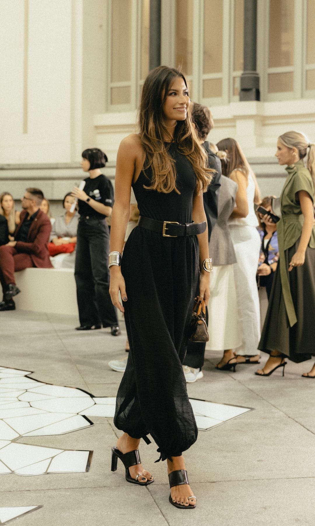 Cómo elevar tus looks de otoño con un cinturón, según las invitadas a los desfiles de Madrid