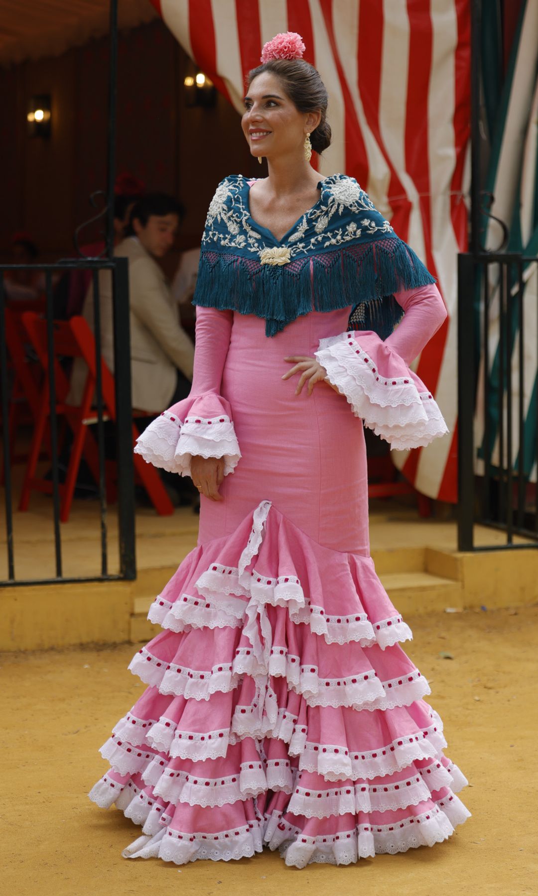 Lourdes Montes, impresionante, vestida de gitana disfrutando de la Feria de Abril