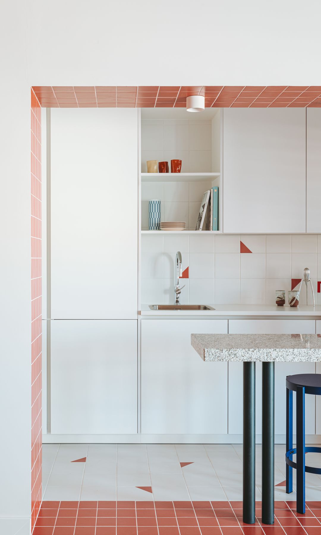 Cocina blanca con muebles hasta el techo 