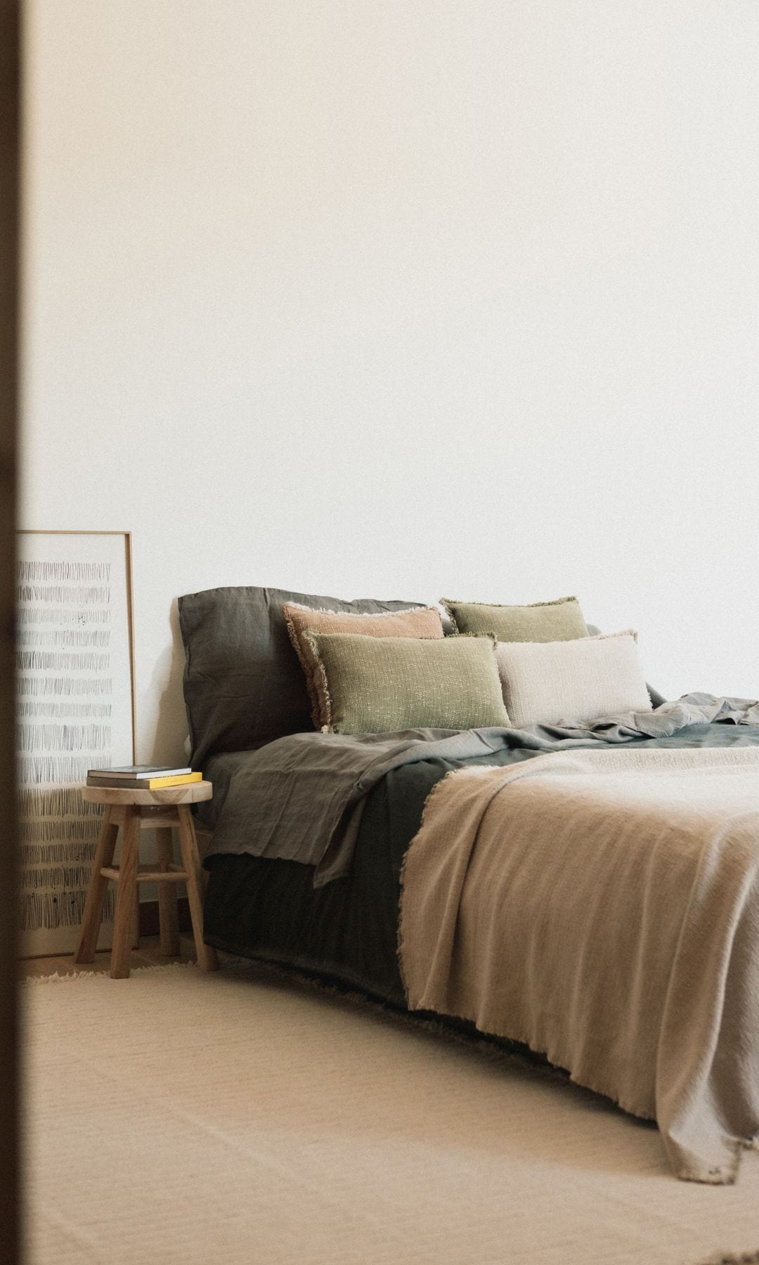 Dormitorio decorado en tonos nuevos neutros