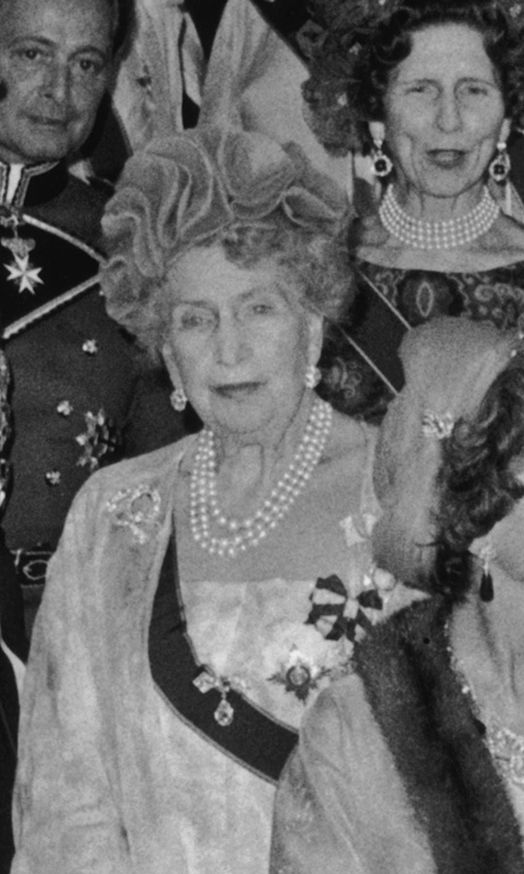 La reina Victoria Eugenia con los broches gemelos