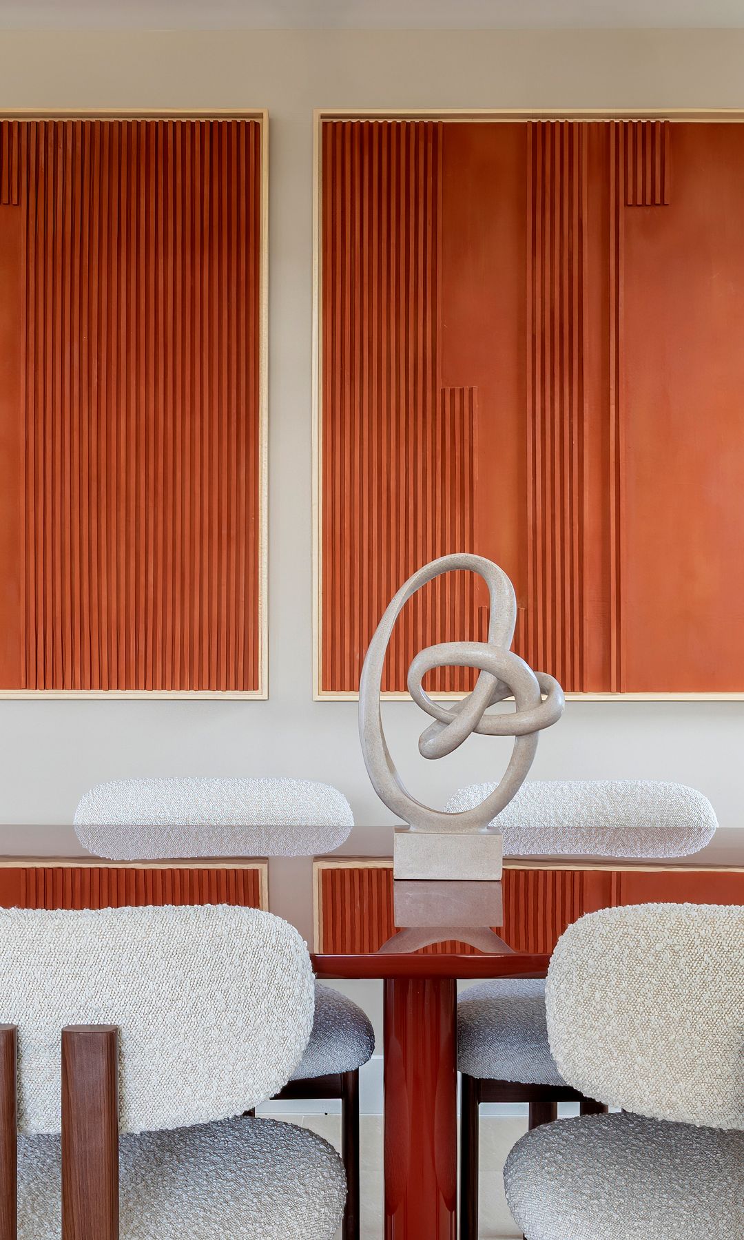 Comedor con cuadros y escultura sobre la mesa