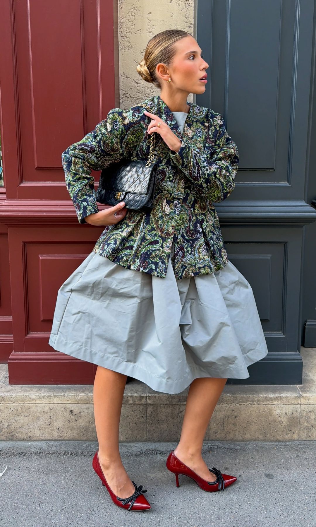 Era el mayor símbolo de lujo hace 300 años y hoy es el tejido de las chaquetas más buscadas que transformarán tus looks de básicos a especiales este noviembre