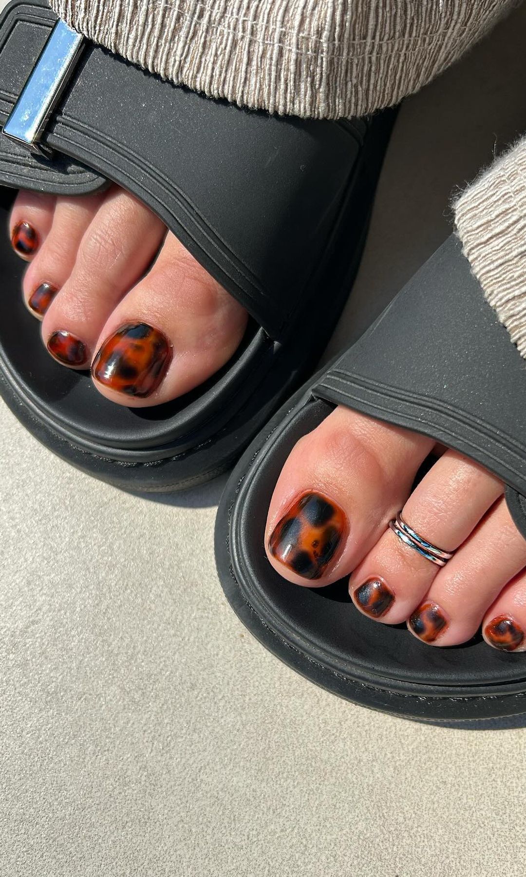 Pedicura con estampado caparazón de tortuga