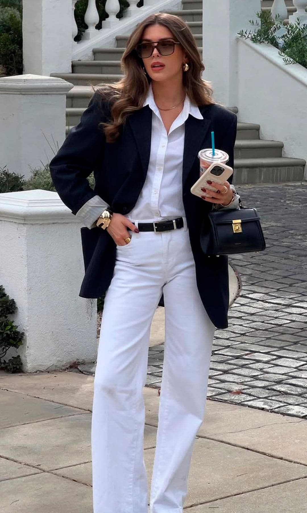 Estos son los vaqueros blancos que las francesas combinan con calzado cómodo de forma elegante