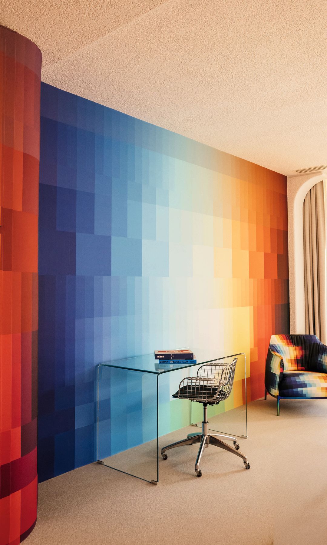 Distintas perspectivas de la habitación cromática creada en la vivienda del artista