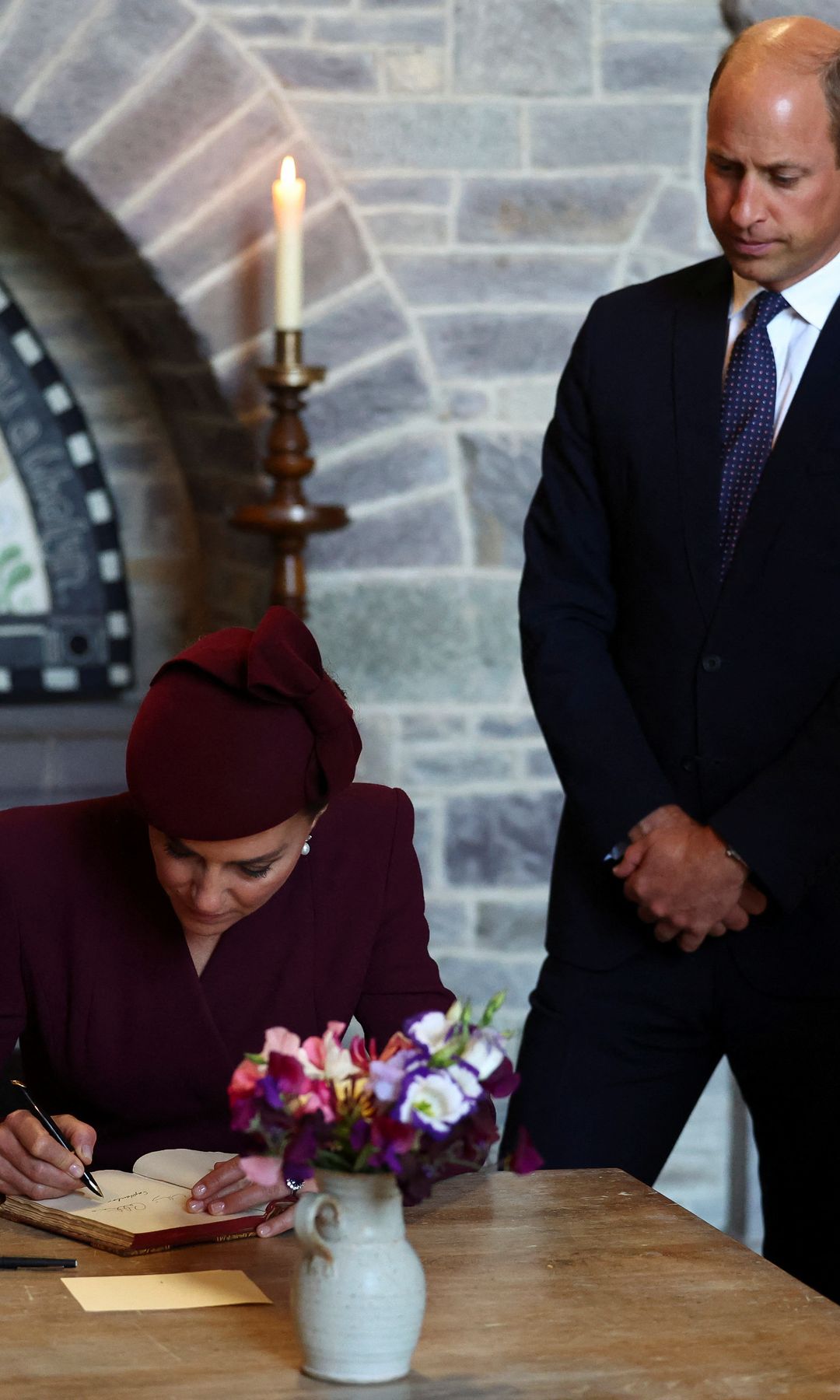 Ya como princesa de Gales, firmando en el libro de condolencias por la muerte de Isabel II, durante el primer aniversario de su fallecimiento, en la Catedral de St Davids, en septiembre de 2023.