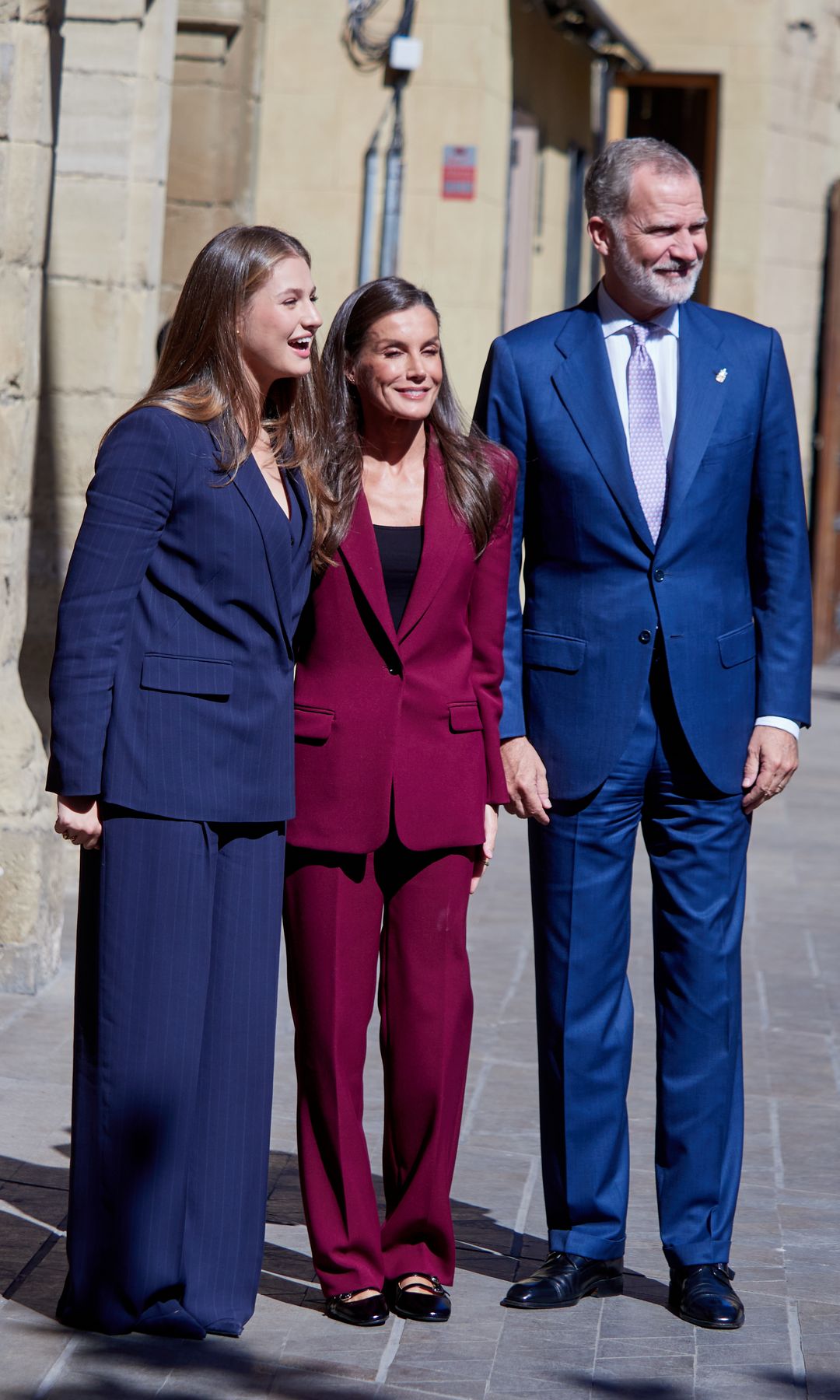 La princesa Leonor y la reina Letizia, con trajes similares, posando junto al rey Felipe en Navarra (2025)