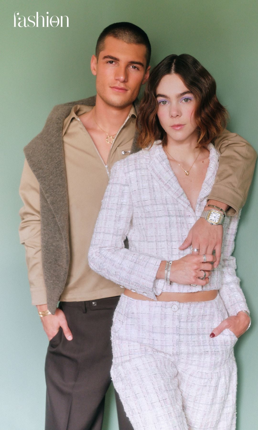 Nuestros protagonistas irradian una complicidad inconfundible, fruto de su trabajo conjunto en la cinta "Príncipes Salvajes". Ximena luce un look completo de Chanel, mientras que Juan Pablo combina chaqueta y pantalón de Fendi con suéter de Ferragamo. Ambos deslumbran con joyería de las colecciones LOVE y LOVE Unlimited de Cartier.